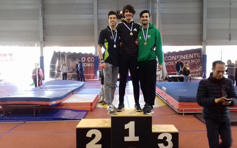 Torneio salto em altura em sala